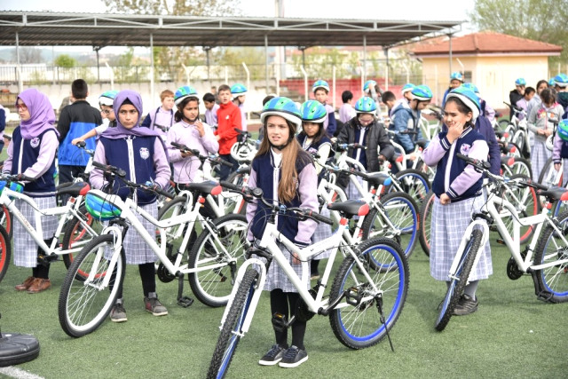 İzmit Belediyesi, Kandıralı Çocuklara Bisiklet Dağıttı