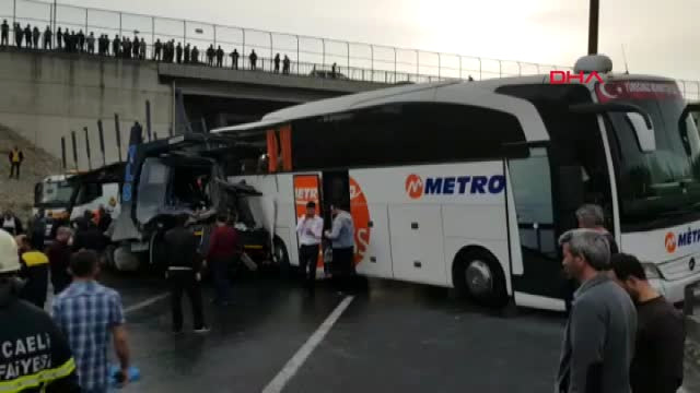 Kocaeli İzmit’te Zincirleme Kazada Tem Otoyolu Ulaşıma Kapandı