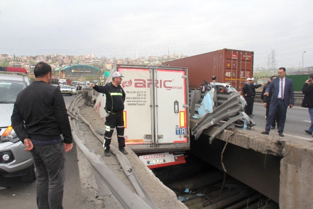 Protokol Eşlerini Taşıyan Minibüs Kaza Yaptı: 1 Ölü, 10 Yaralı