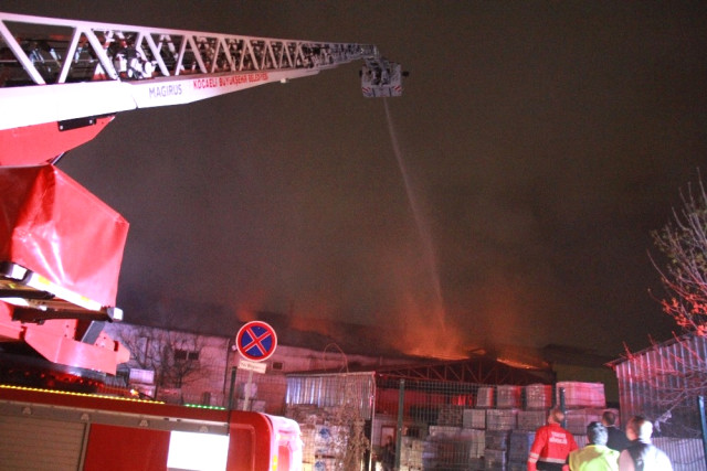 Seramik Fabrikasının Çatı ve Deposu Alev Alev Yandı