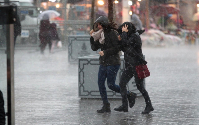 Sıcaklıklar 12 Derece Azalacak! İstanbul’a Yarın Sağanak Yağış Geliyor