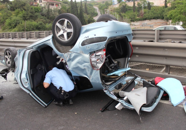 Kocaeli’de Kontrolden Çıkan Otomobil Takla Attı: 1’i Bebek 4 Yaralı
