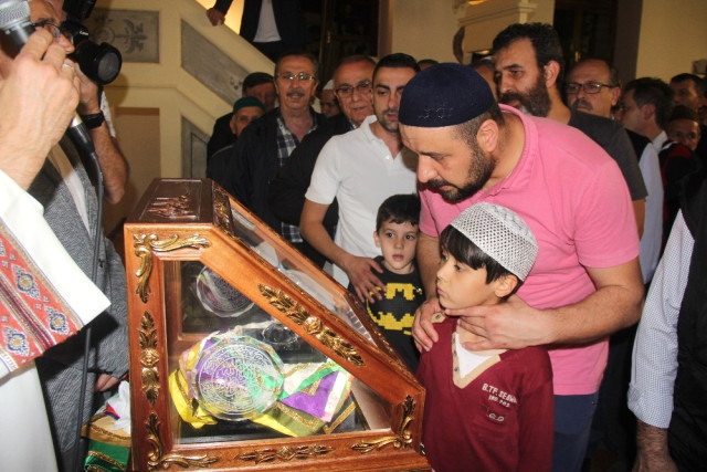 Sakal-ı Şerif 686 Yıllık Tarihi Orhan Camii’nde Ziyarete Açıldı