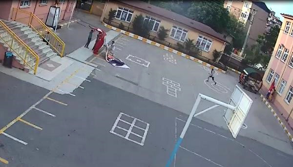 Yere Düşen Türk Bayrağını Öpüp, Alnına Koydu