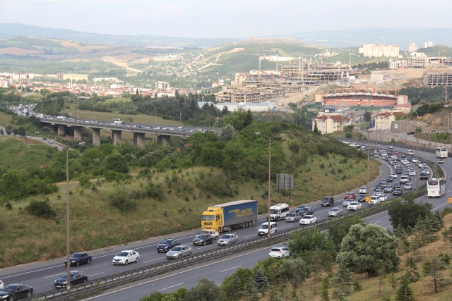 Bayram Tatilcilerinin Dönüşü Tem’de Uzun Kuyruklar Oluşturdu