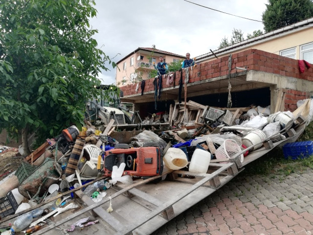 Evinin Çatısından 8 Kamyon Dolusu Atık Çıktı
