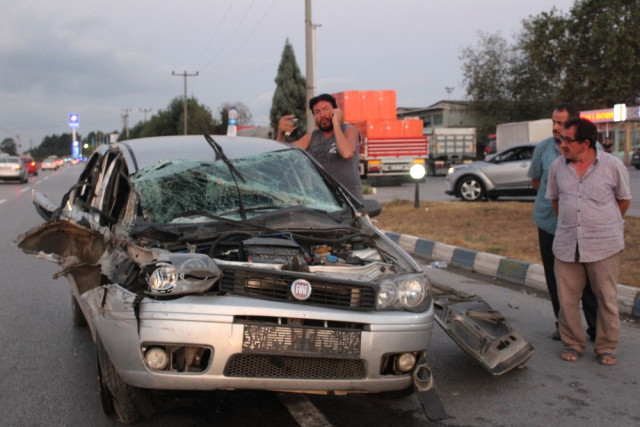 U’ Dönüşü Yapmak İsteyen Kamyonla Otomobil Çarpıştı. 1 Yaralı