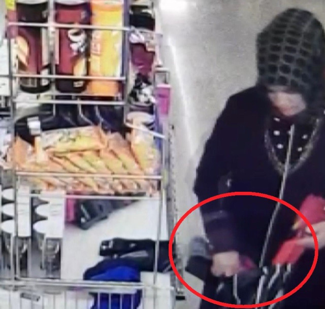 Marketten Çorap Hırsızlığı Güvenlik Kamerasında