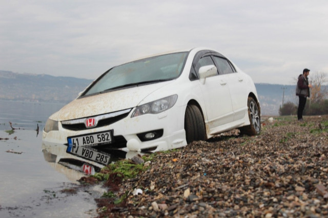 Yarıya Kadar Denize Gömülen Otomobil Ekipleri Harekete Geçirdi