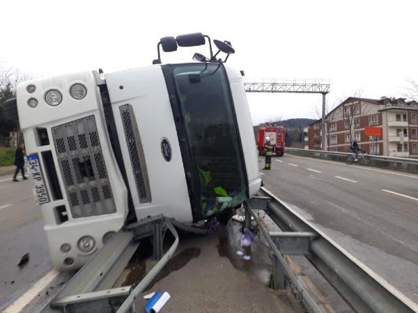 Bariyerlere Çarpan Beton Mikseri Devrildi