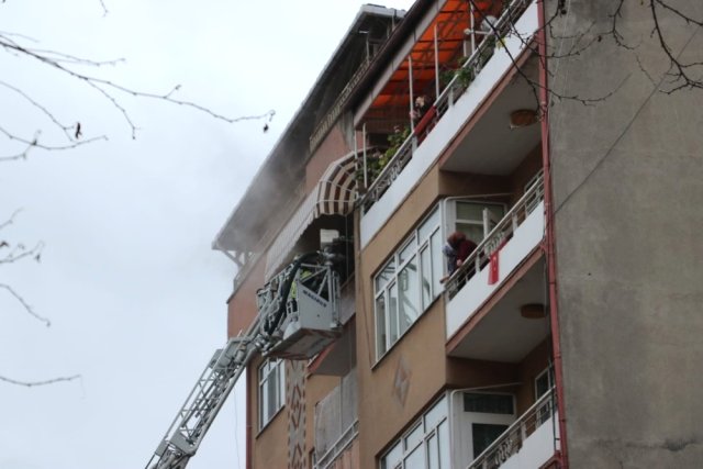 7 Katlı Binada Çıkan Yangın Paniğe Neden Oldu