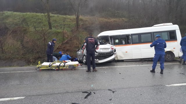 Kocaeli’de Öğrenci Servisiyle Otomobil Çarpıştı: 1 Ölü, 9 Yaralı