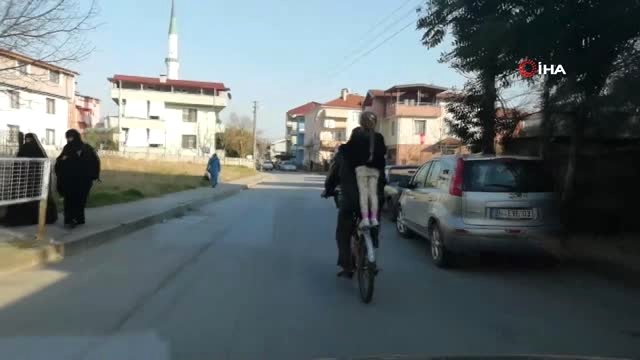 Küçük Çocuğun Bisiklet Arkasındaki Tehlikeli Yolculuğu Görenleri Şaşırttı