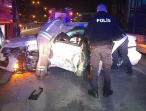 Bariyerlere çarpan araba şoförünün ayağı koptu