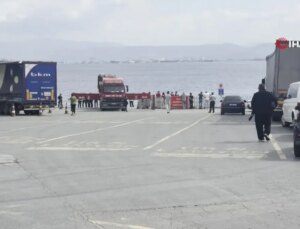 Kocaeli’de Freni Boşalan Tır Denize Düştü