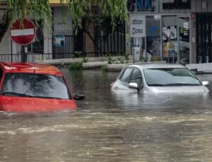 İstanbul’a şiddetli sağanak yağış uyarısı! Sıcaklıklar 10 derece birden düşecek