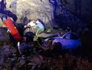 Kocaeli’de araba kaza yaptı: 2 yaralı