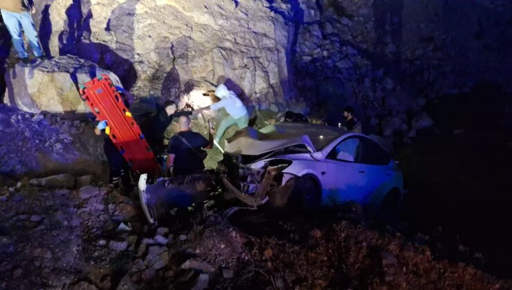 Kocaeli’de araba kaza yaptı: 2 yaralı