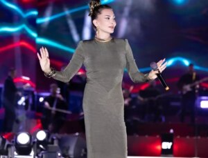 Ebru Yaşar, Antalya Kültür Yolu Şenliği’nde Hayranlarıyla Buluştu