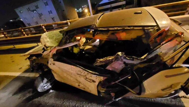 Kocaeli’de Tırla Çarpışan Araba Kullanılamaz Hale Geldi, 2 Yaralı