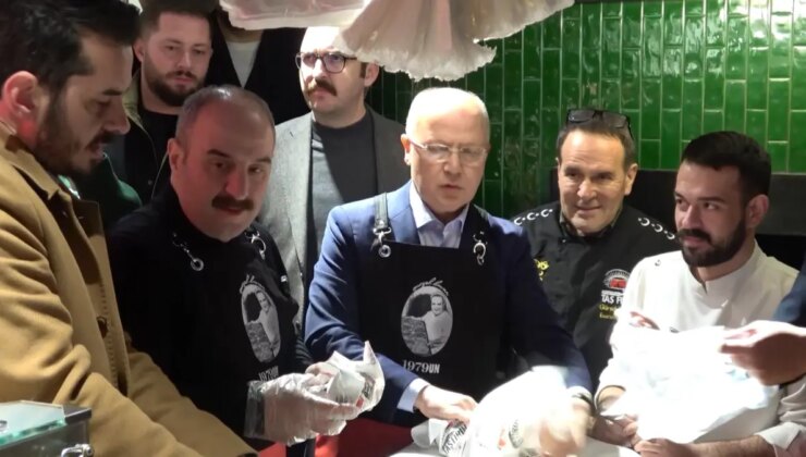 Mustafa Varank, Bursa’da klâsik sahur programında vatandaşlarla bir ortaya geldi