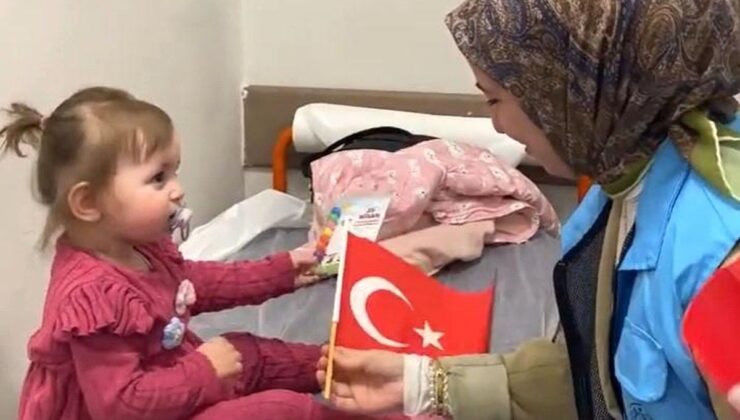 Hastanedeki çocuklara 23 Nisan sürprizi